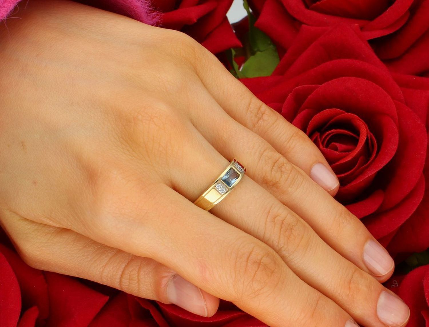 Pierścionek złoty 585 szeroki z błękitną cyrkonią PI 1072 585 Przepiękny złoty  pierścionek, który został ozdobiony błyszczącą błękitną cyrkonią. 1.jpg